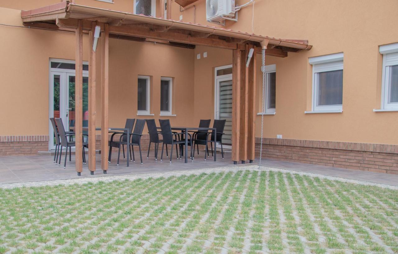 Orosháza Oros House Apartmanhaz מראה חיצוני תמונה
