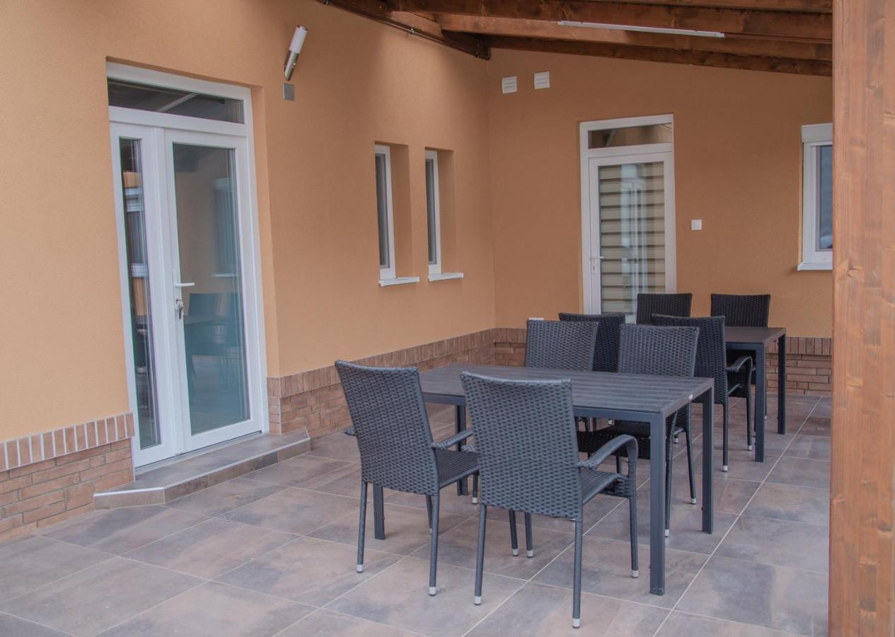 Orosháza Oros House Apartmanhaz מראה חיצוני תמונה