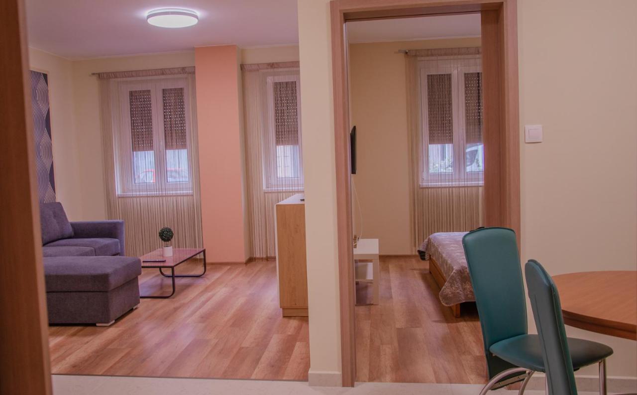 Orosháza Oros House Apartmanhaz מראה חיצוני תמונה